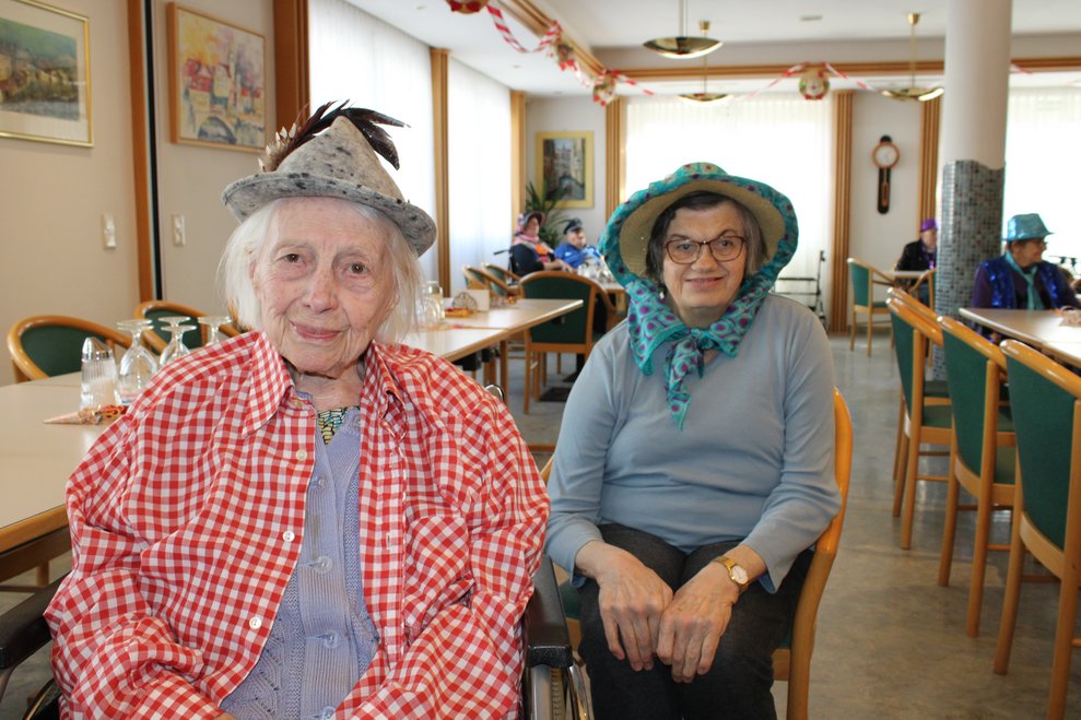 Bewohnerinnen in Kostümen