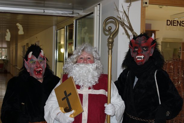 Ein Nikolaus und zwei Krampusse