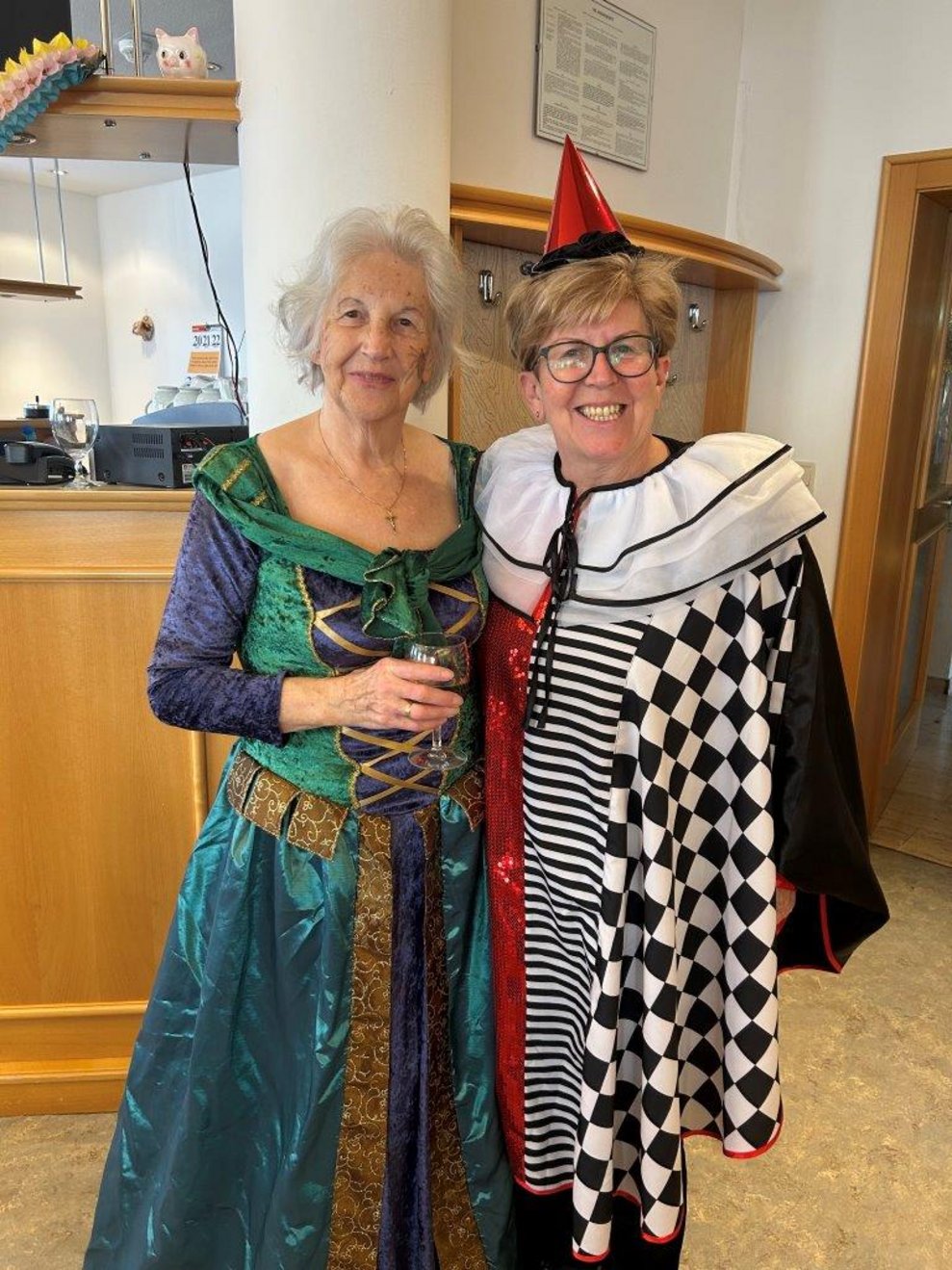 Verkleidete Mitarbeiterinnen