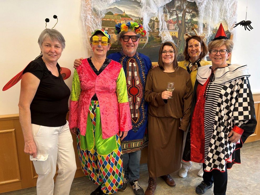 Verkleidete Mitarbeiter*innen