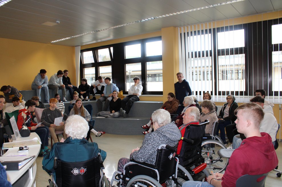 Schüler lesen Geschichten und Gedichte zum Frühling