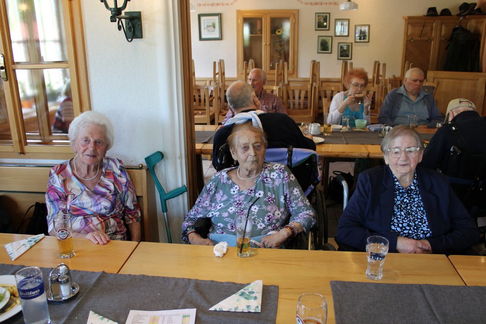 Bewohnerinnen beim Mittagessen im GH Kummer