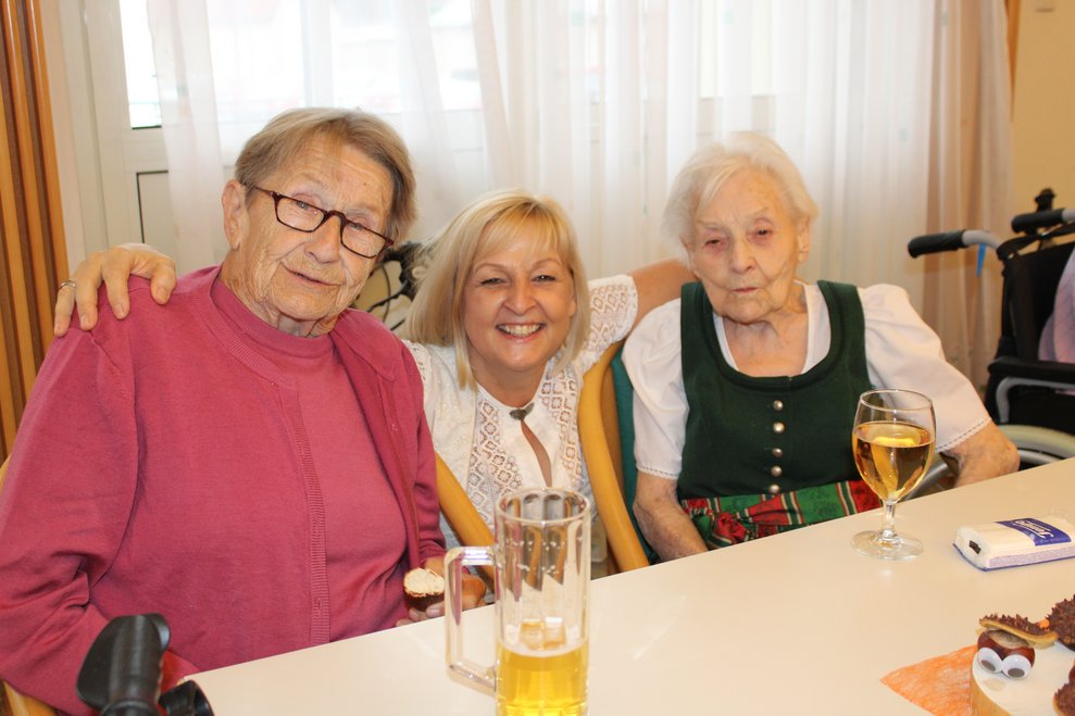 Bewohnerinnen mit Ehrenamtskoordinatorin beim Oktoberfest