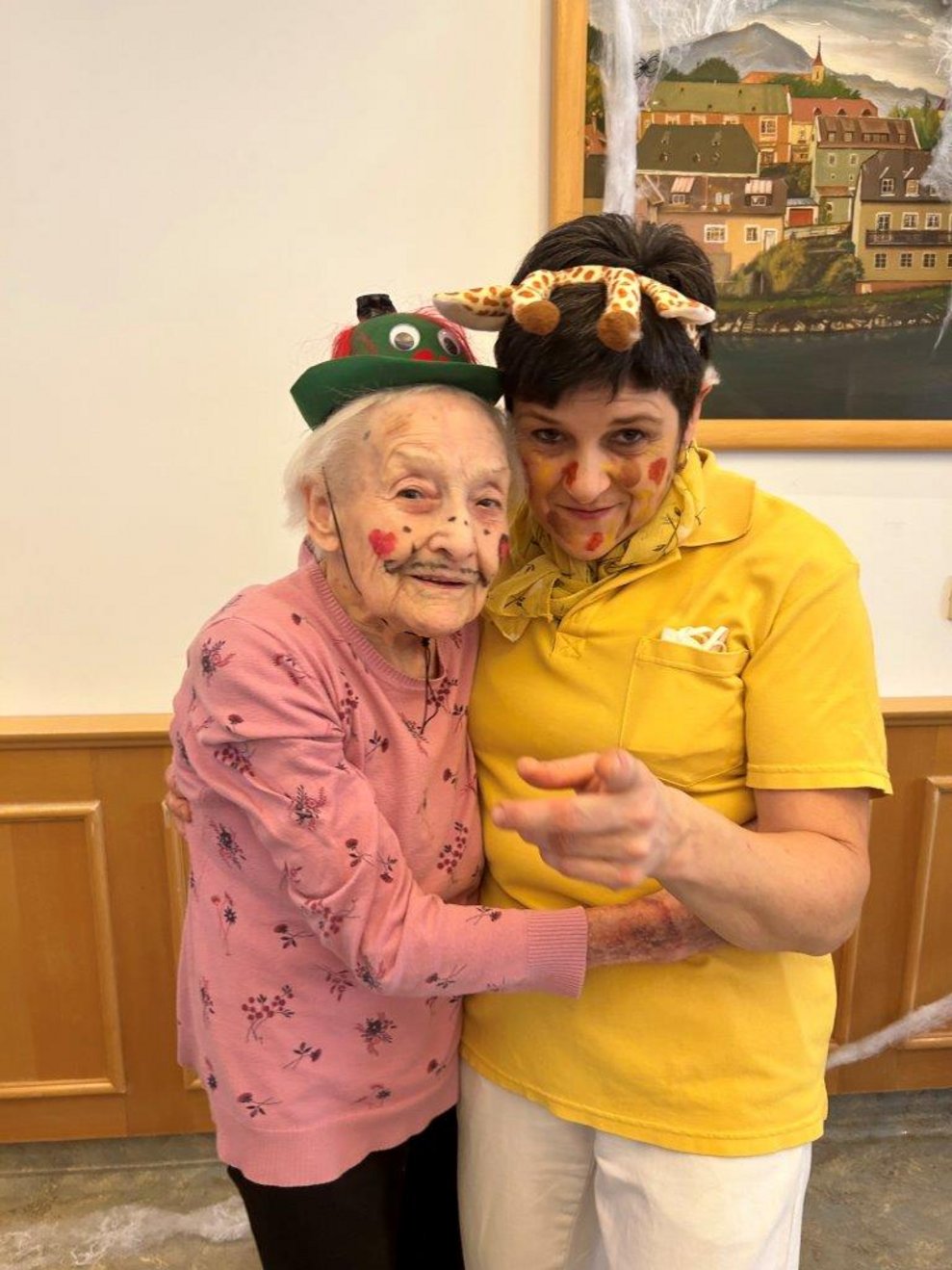 Verkleidete Mitarbeiterin mit verkleideter Bewohnerin