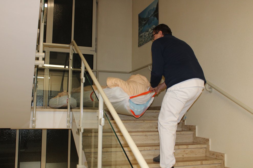 Evakuierung mittels Tuch Stiegenhaus